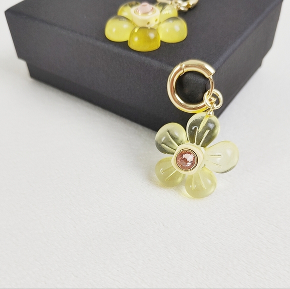 Nakamol Yellow Gummy Flower Earrings Gold Hardware Crystal Gem Stud Large New - Picture 5 of 9
